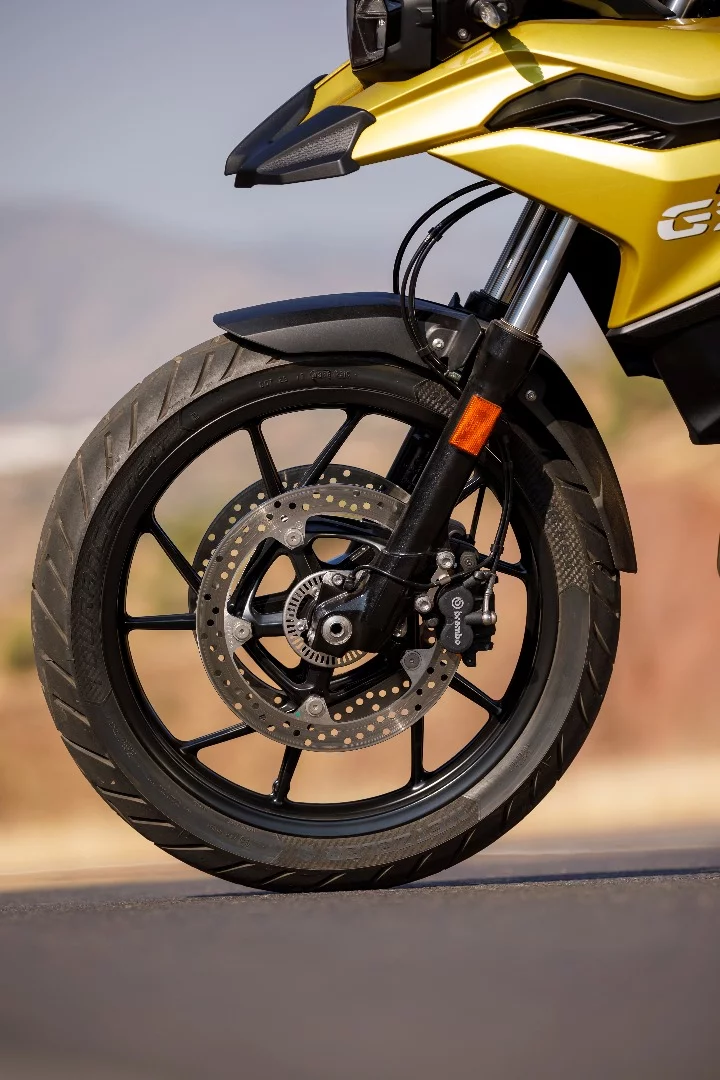 Due to its more road focused nature, the F 750GS is fitted with a 41mm conventional telescopic fork as well as die-cast aluminum wheels