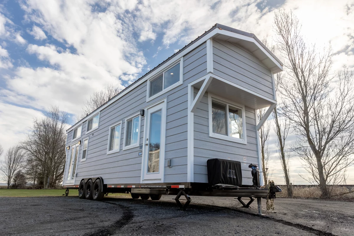 Despite its relatively modest length of just 34 ft (10 m), the Violet Edition – Scarlett Loft can sleep up to eight people