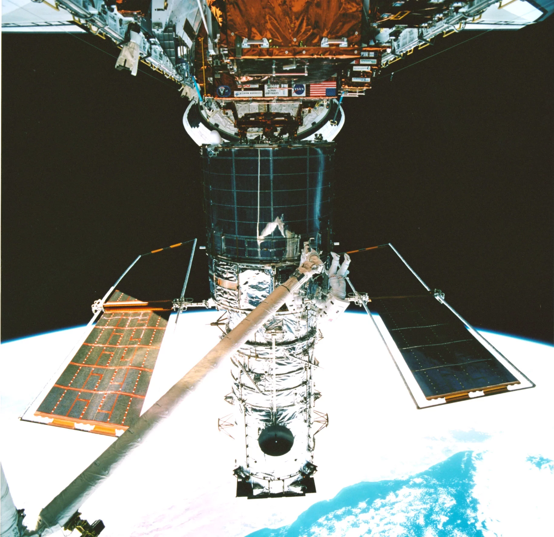 Hubble secured vertically to the payload bay of the Space Shuttle Discovery in 1997 (Photo: ESA)
