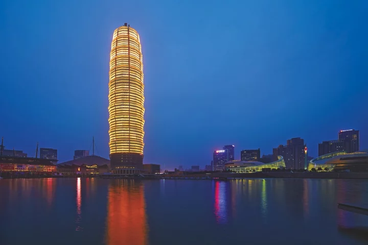 Zhengzhou Greenland Plaza at dusk (Photo: SOM)