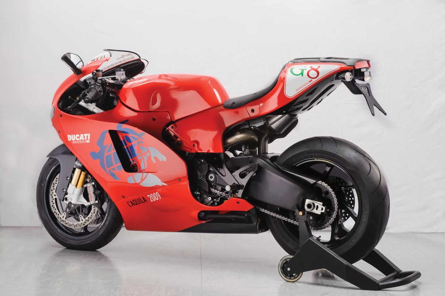 The 2009 Ducati Desmosedici RR "G8" we previewed last week fetched a very modest EUR€43.875 - remarkably good buying considering its esteemed provenance and a similar model fetched $49,500 (inc premiums) at Mecum's Vegas auction last month.