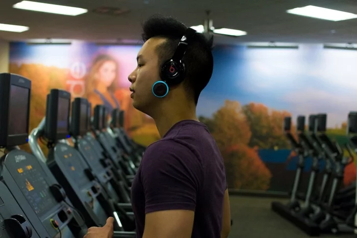 Beats headphones at the gym, minus cable clutter thanks to the Spiro X1