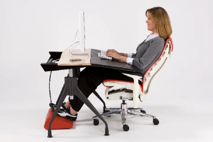 Working in conjunction with an ergonomic chair, the Envelop desk offers users comfort, reduces the risk of injury and is said to help increase productivity