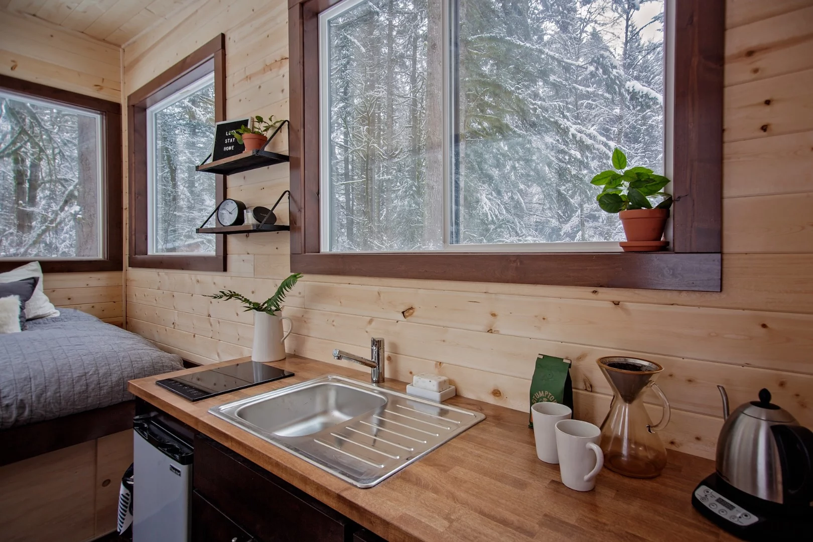 The Vantage's kitchenette