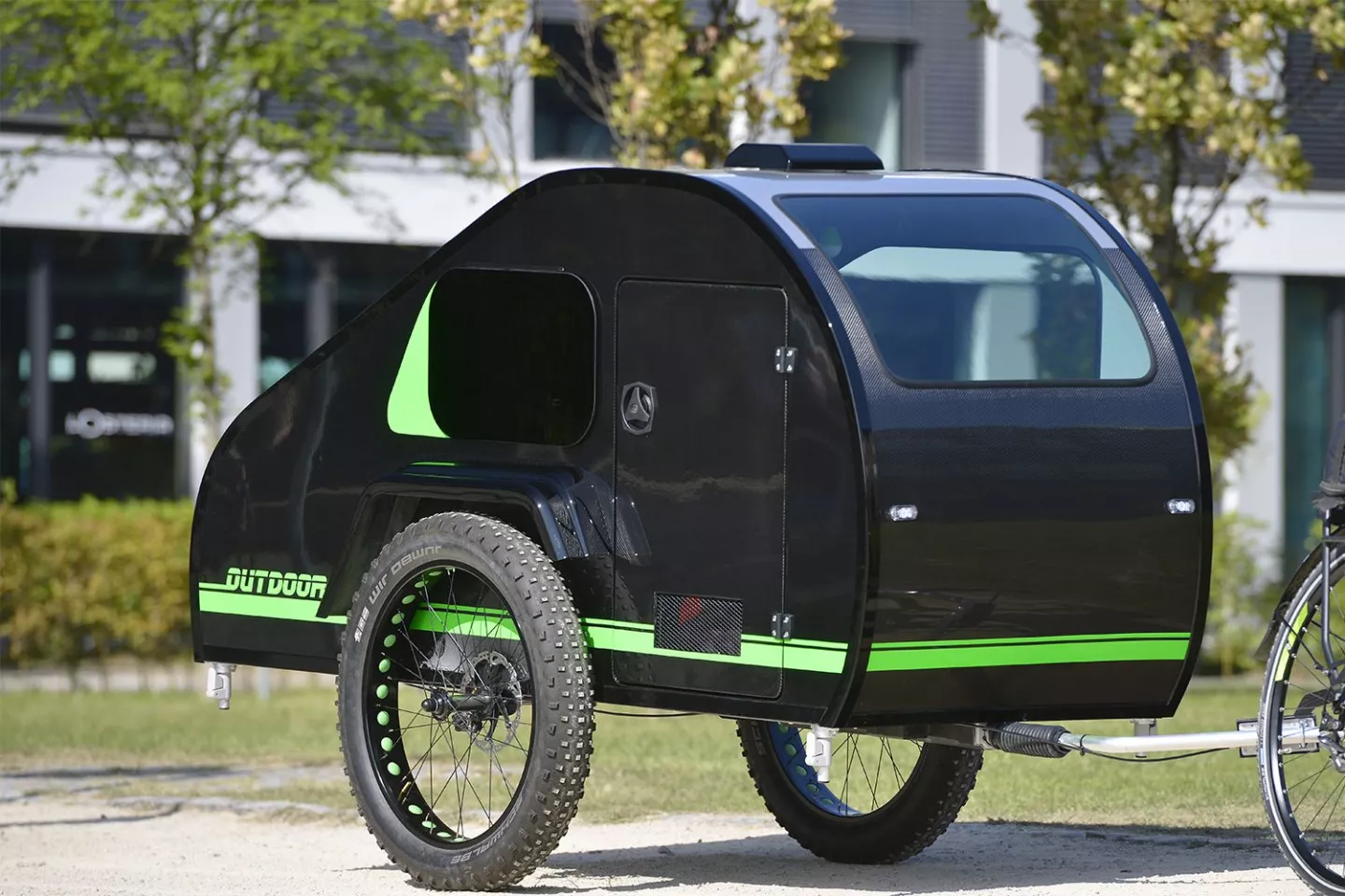 The Outdoor model is a bit heavier than the other two variants, weighing in at 44 kg when made from carbon fiber