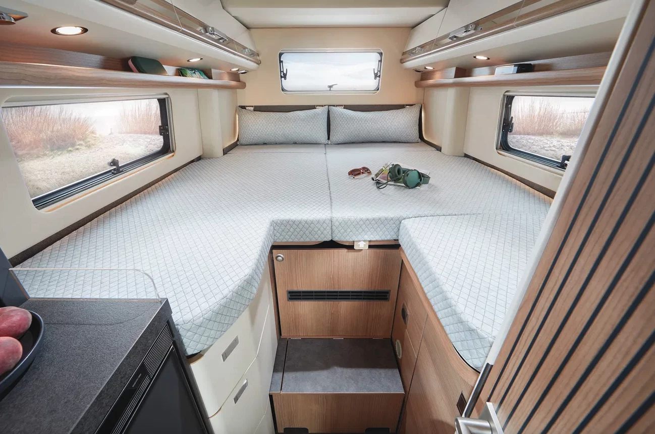 The dual-bed layout is slightly asymmetrical, measuring in at 203 x 93 and 1960 x 85 cm