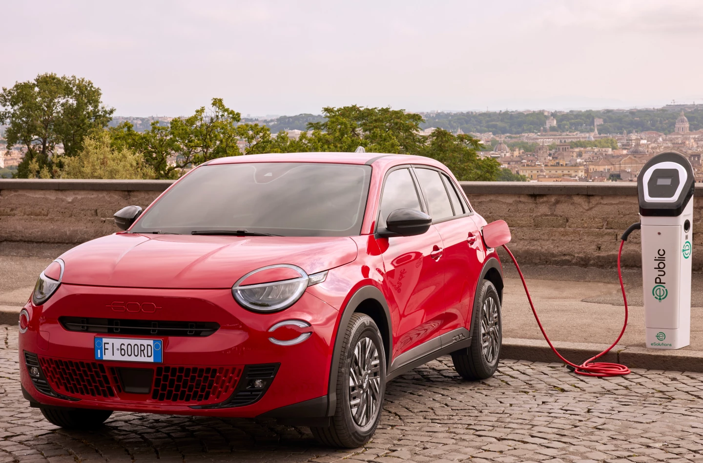 The 600e RED model continues Fiat's partnership with (RED), an organization founded by Bono (U2) and Bobby Shriver in 2006 to fight AIDS and now raises funds for global health emergencies