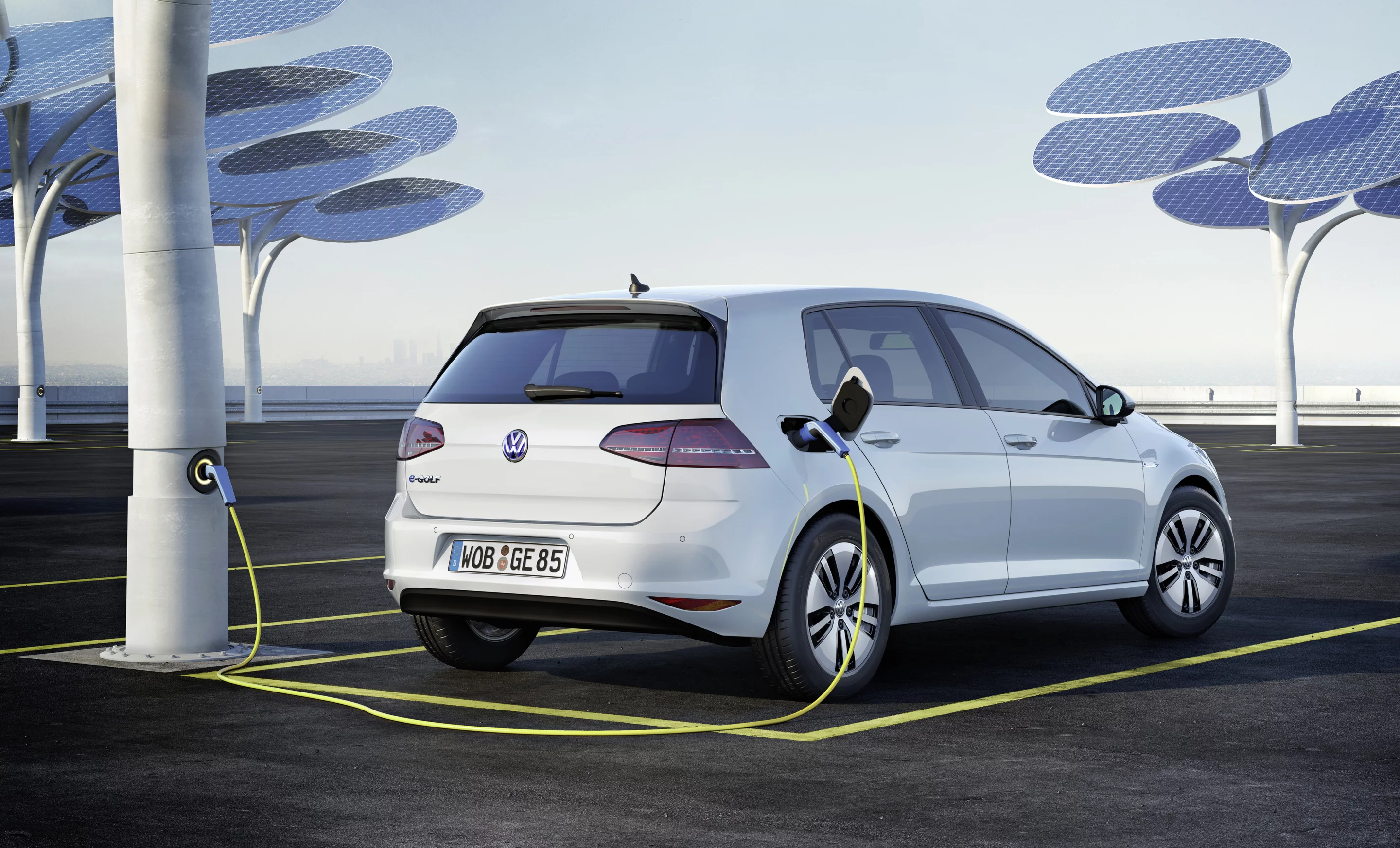 The e-Golf is reported to achieve mileage figures of 12.7 kWh/100 km (12.7 kWh/62 mi) at a cost of €3.28/100 km (US $4.50/ 62 mi)