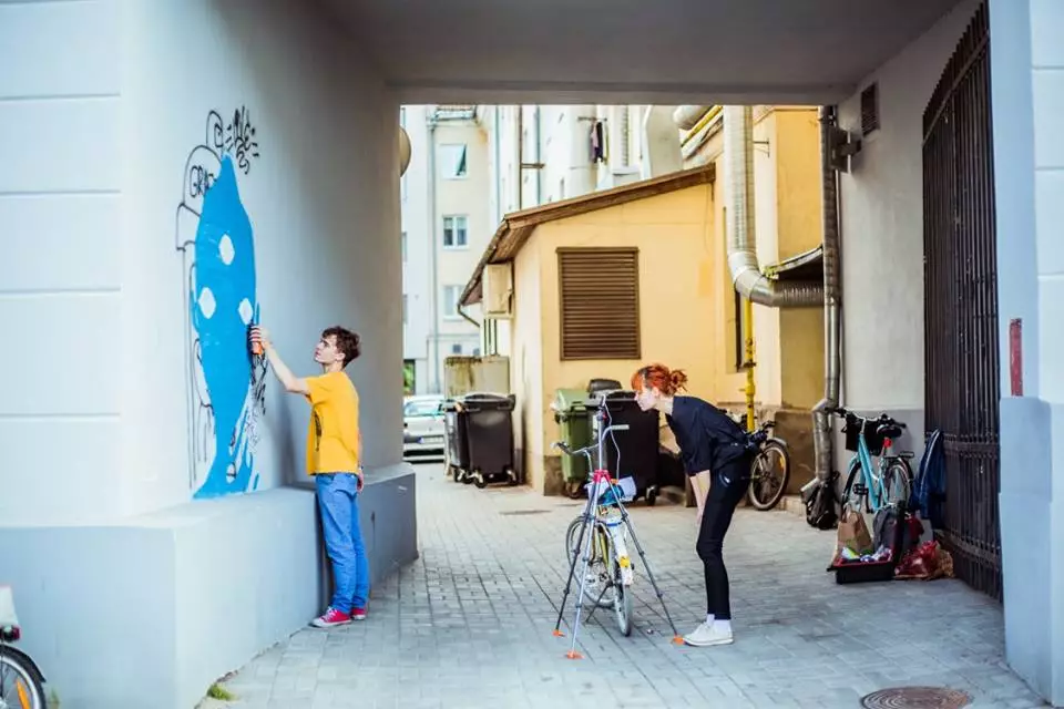 Users choose an image from their smartphone using the SprayPrinter app, which is available for iOS and Android