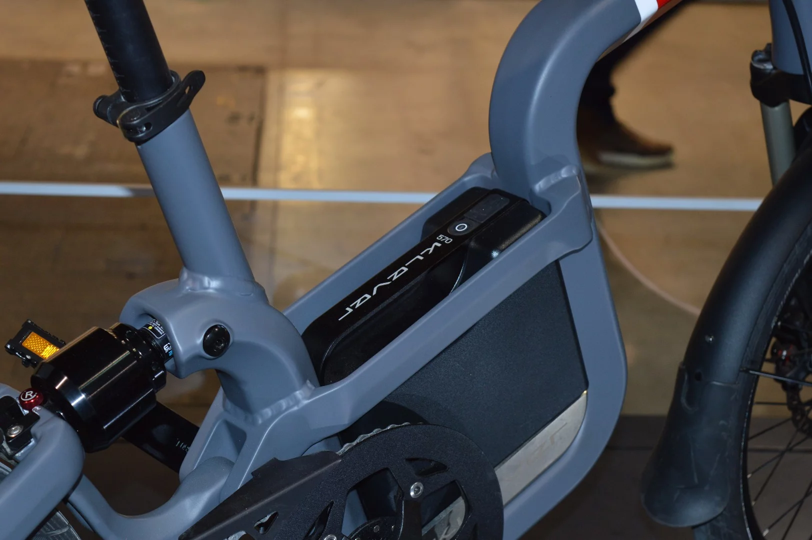 The battery pack and rear suspension of the Klever Q-Comfort e-bike