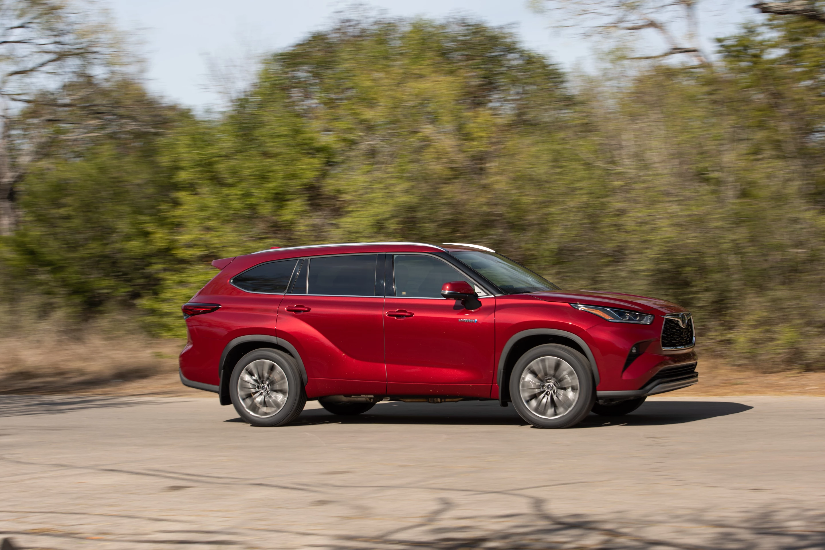 Toyota made a light refresh for the exterior of the Highlander, simplifying body lines and added a little curvature to the crossover