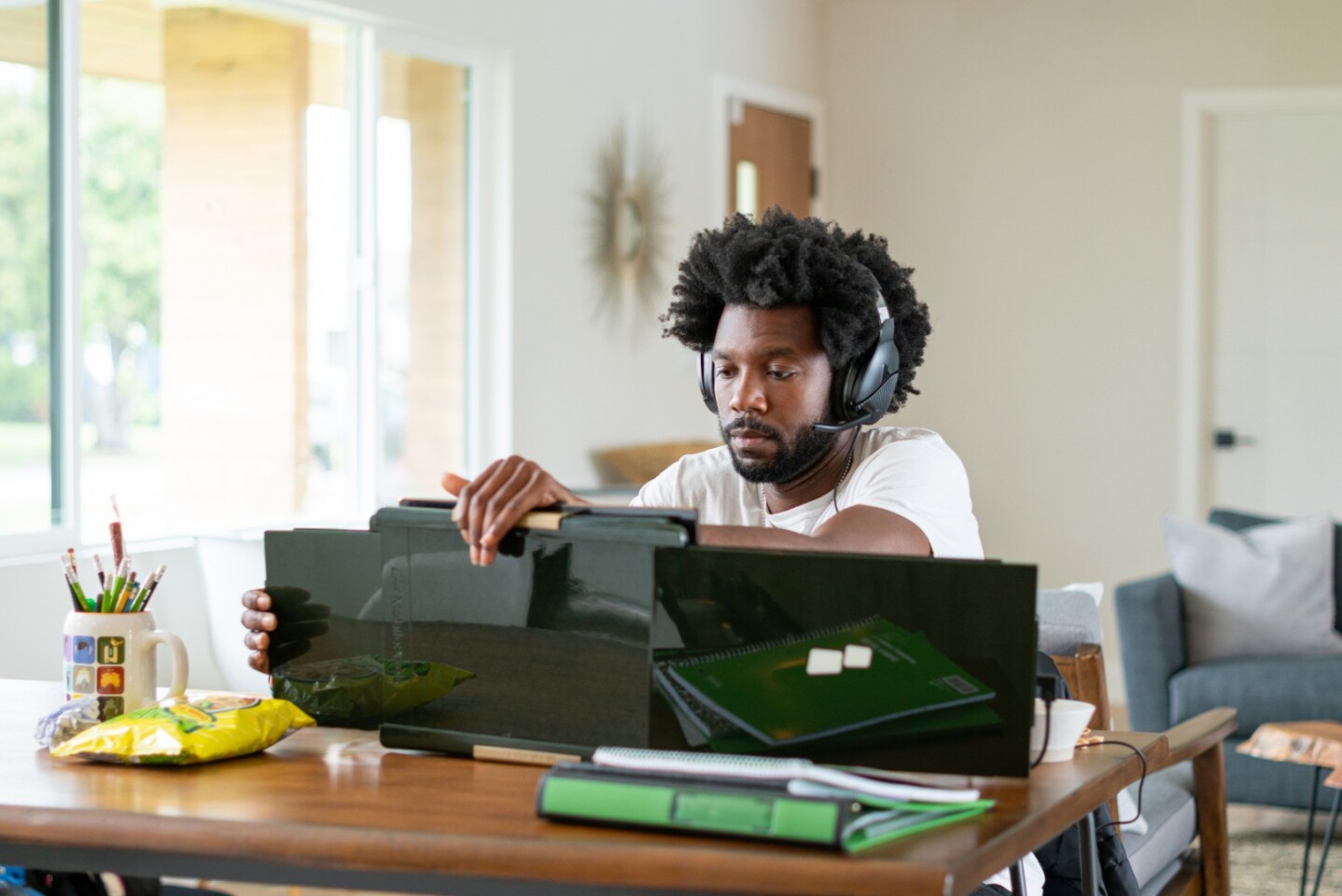 Trio adds extra screens to make laptop multitasking easier