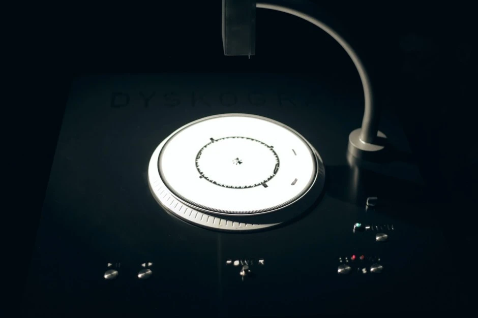 The setup comprises a graphic disk reader and blank surface which takes the place of a vinyl record