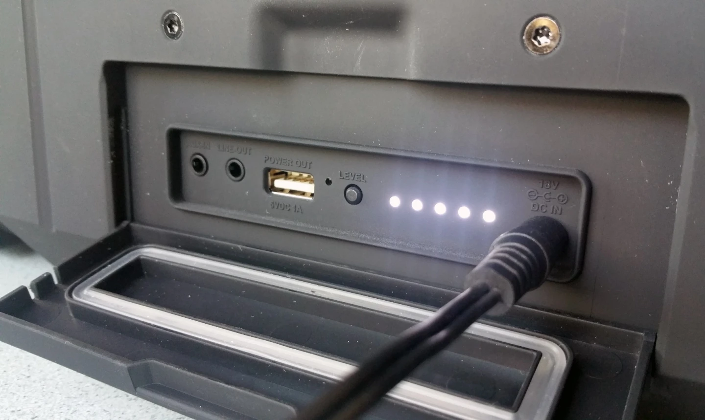 The Nyne Rock's 5 LEDs estimate remaining power with similar accuracy to a typical USB power bank
