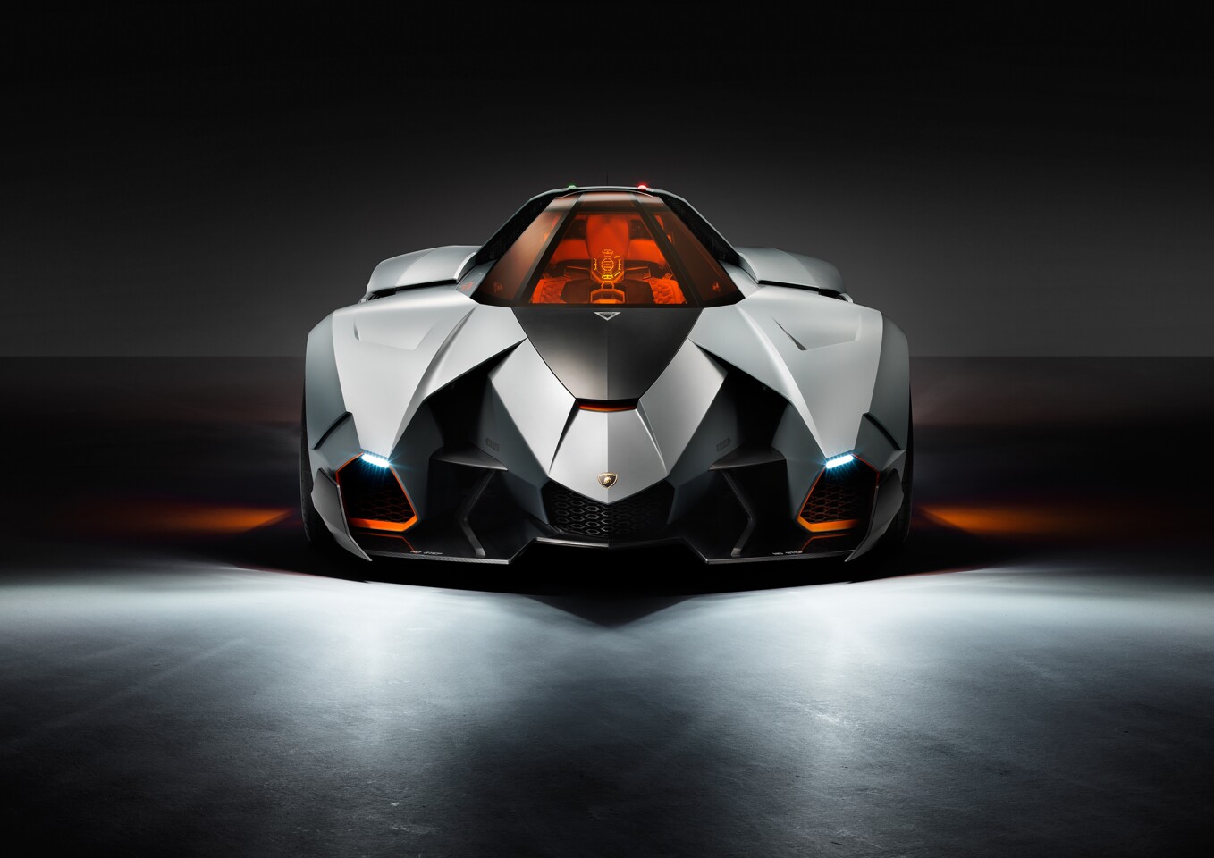 Lamborghini compares the front to a trimaran