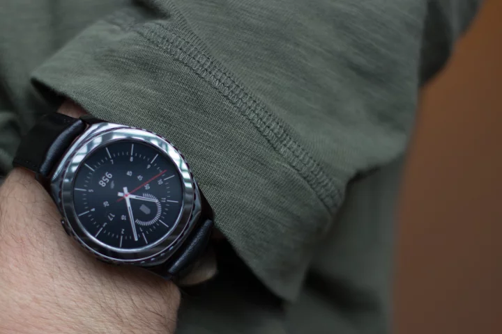 The Gear S2 Classic is the same as the Gear S2, apart from this design that looks much more like a traditional timepiece