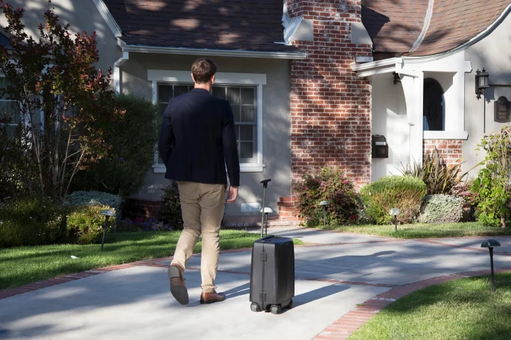 The Ovis suitcase follows along beside its user