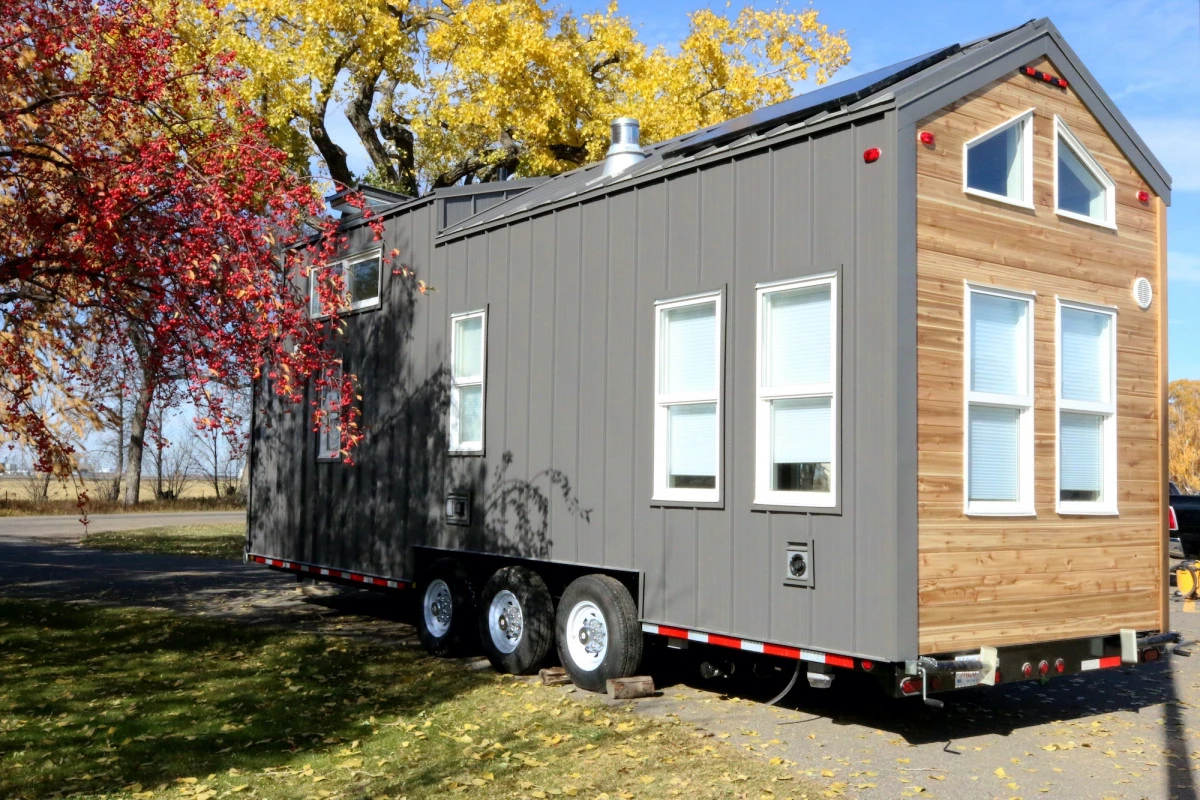 The Innisfree Anarres is based on a triple-axle trailer