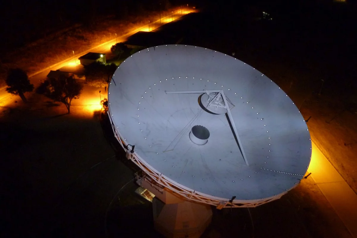 ESA's 15 m-diameter dish antenna at the European Space Astronomy Centre (ESAC), near Madrid, which has been upgraded to use the new SARAS technology (Photo: ESA/Isdefe)