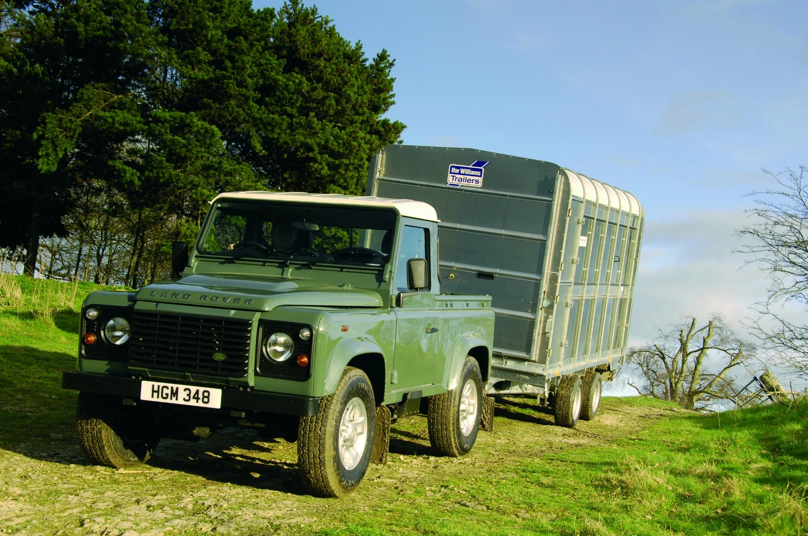 Defender Pick Up hauling cargo
