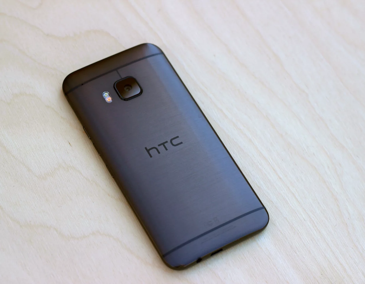 The One M9 is available now online (US$650 unlocked) and will hit US stores starting on April 10 (Photo: Will Shanklin/Gizmag.com)