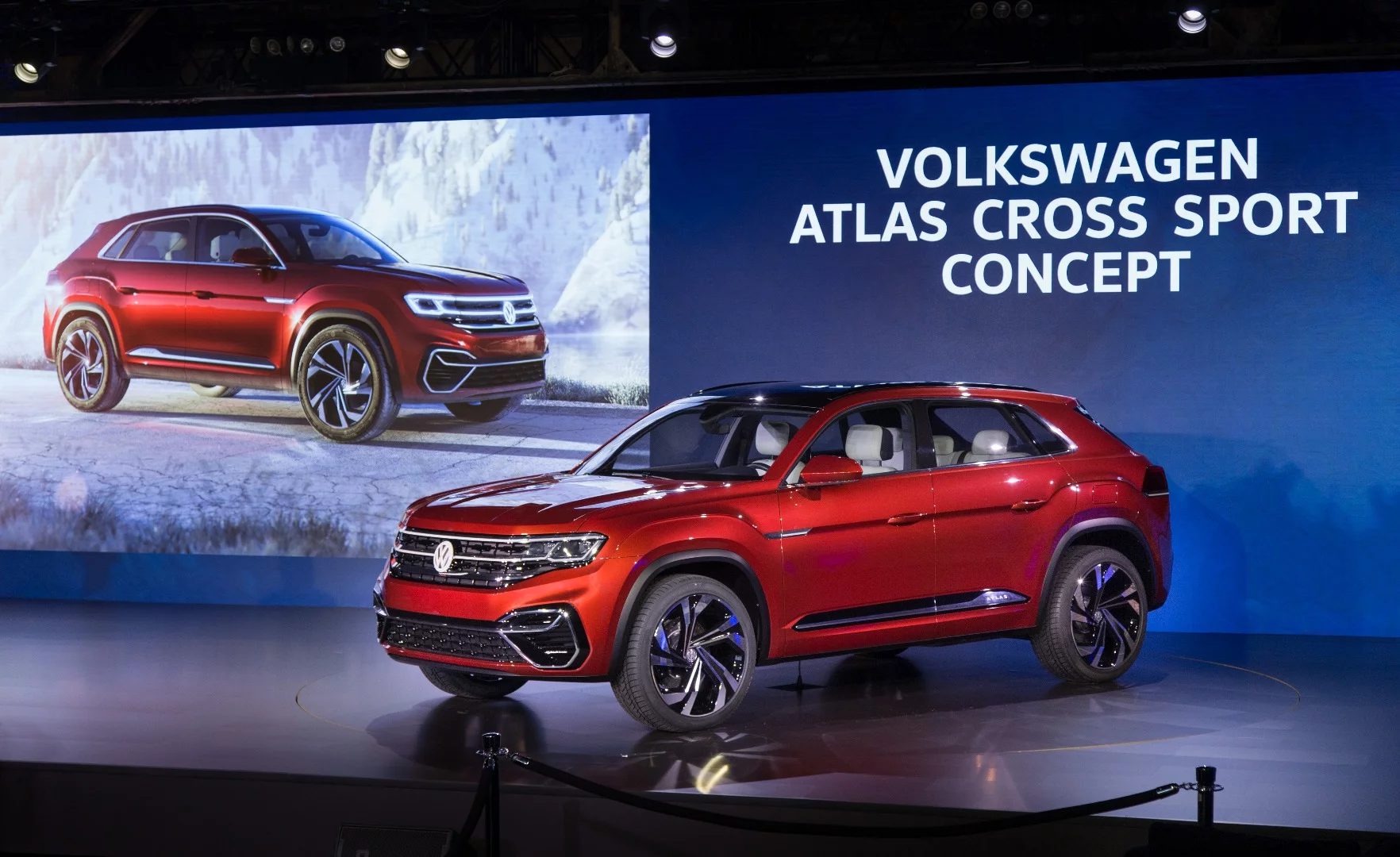 The Atlas Cross Sport concept rides on 22-in aluminum-alloy wheels featuring high-gloss polished spokes that are shod in 285/40 tires