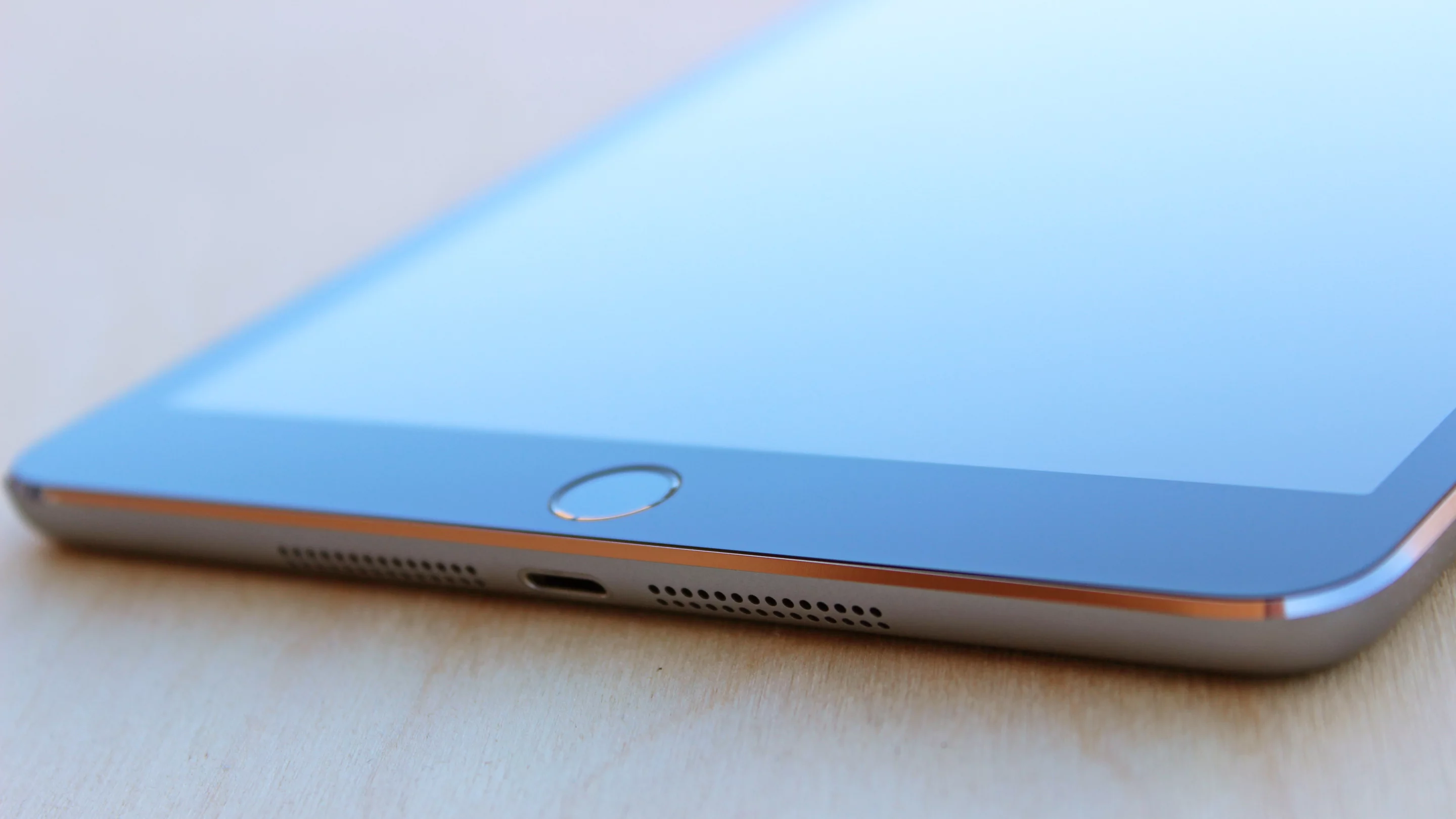 The iPad Air 2 got thinner than its predecessor, but the Mini 3 is still the same 7.5 mm (0.3-in) thick (Photo: Will Shanklin/Gizmag.com)