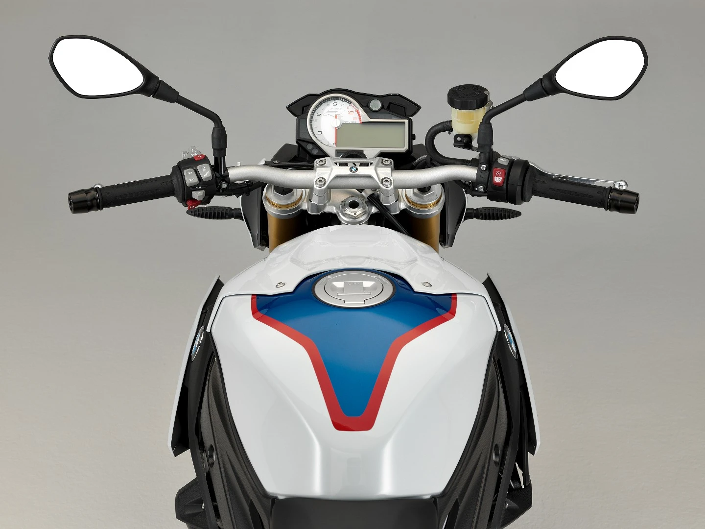 2017 BMW S1000R: 17.5 litre tank