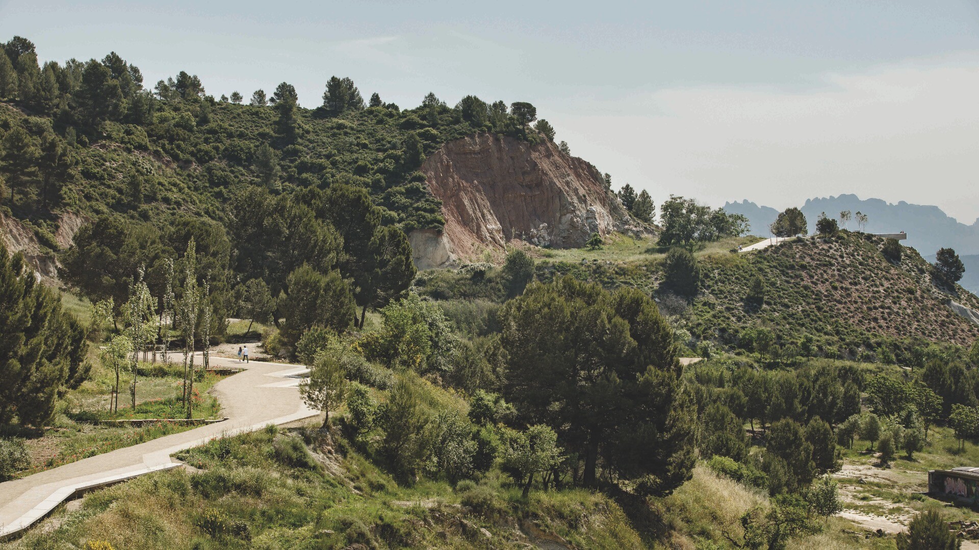 Batlle i Roig Arquitectura created a new system of pedestrian and bicycle routes on the perimeter of Barcelona