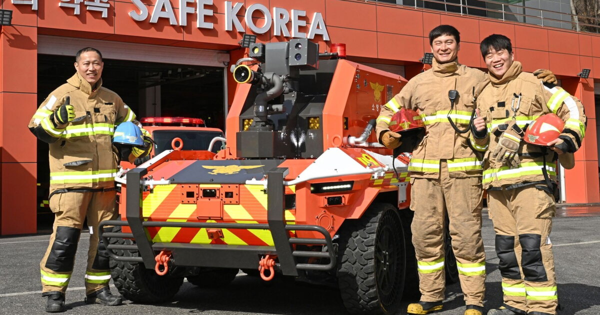 Hyundai firefighting robots save lives in burning buildings Hyundai firefighting robots save lives in burning buildings