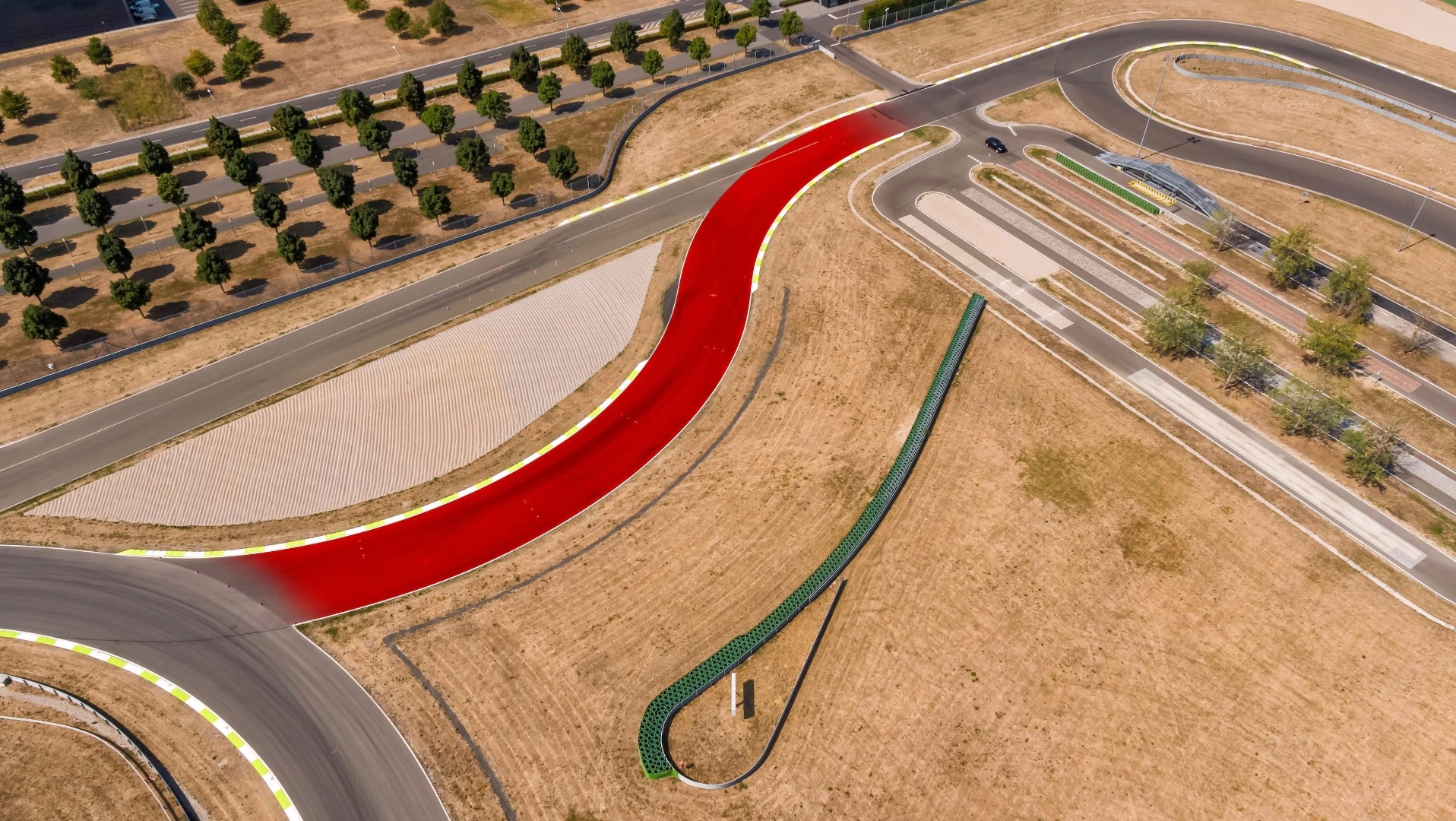 The "Suzuka S" bend in Leipzig replicates a challenging section of the “Suzuka International Racing Course” in Japan. According to the expert: "This is one for the technicians out there. It’s for drivers who can concentrate. You have to drive very smoothly and glide round really cleanly." Finding the right line is crucial for this left to right combination. "If you enter the bend too aggressively you can lose a lot of time." So, choose the correct braking point and avoid oversteer