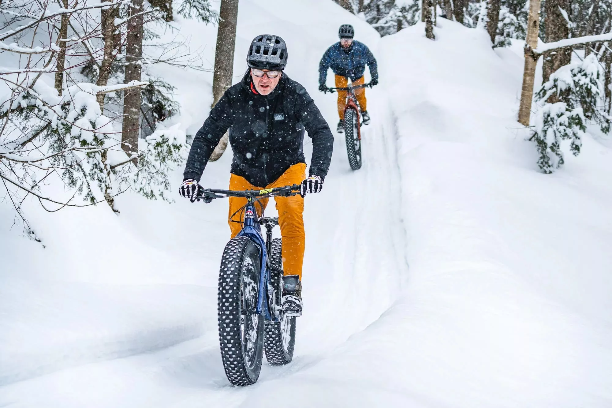 The Blizzard Powerplay rides with a 700-W motor and 720-Wh battery, with the option to add in a range extender