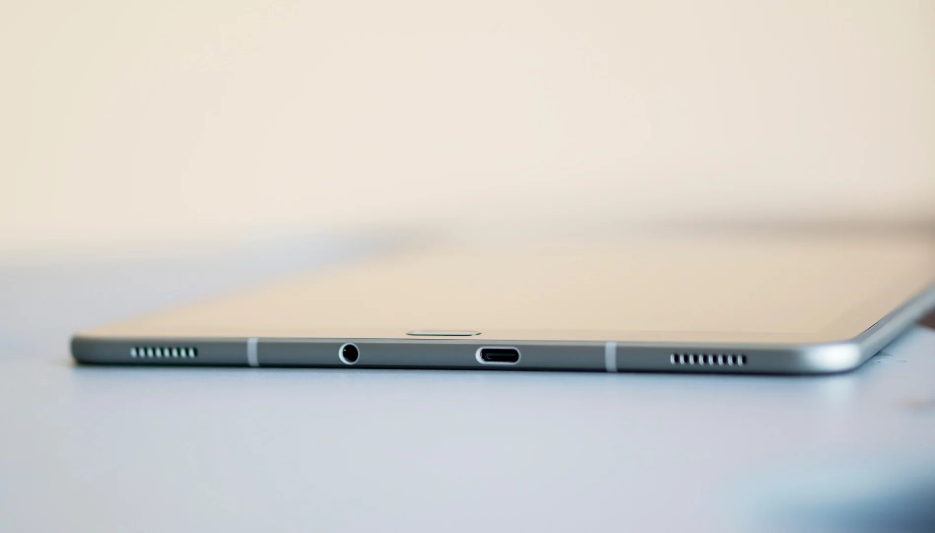 The 6-mm edge of the Galaxy Tab S3