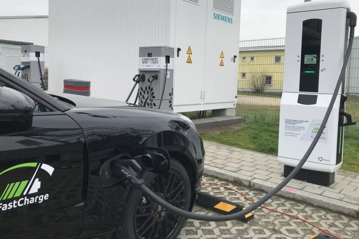The research vehicle from Porsche achieved a charging capacity of more than 400 kW at the prototype ultra-fast charging station in Germany
