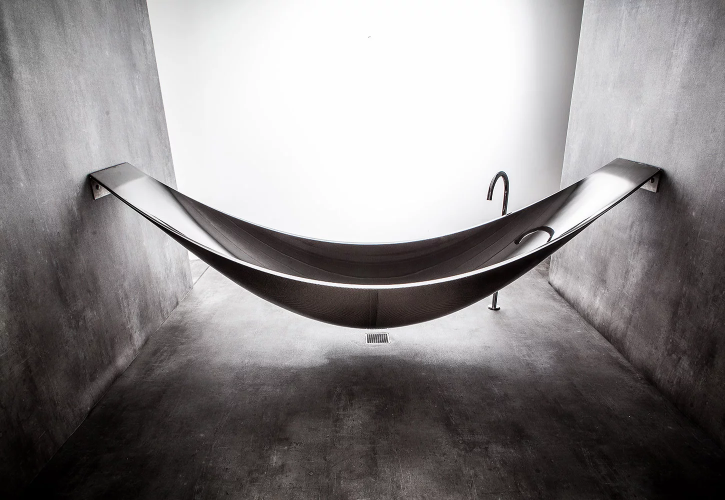 Splinter Works' Vessel is an unusual bathtub constructed from a carbon fiber weave
