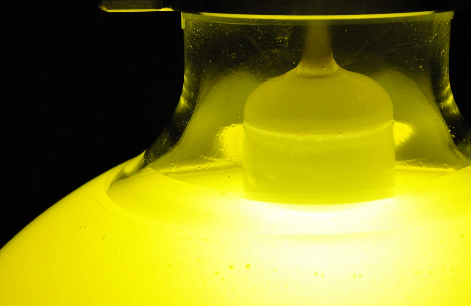 Fondue lamp increases its light output via the moving central light bulb