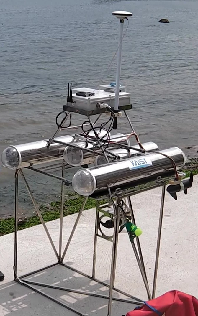 Any jellyfish that get scooped up are guided straight into a separate propeller, which instantly grinds them into a pulp that disperses in the water