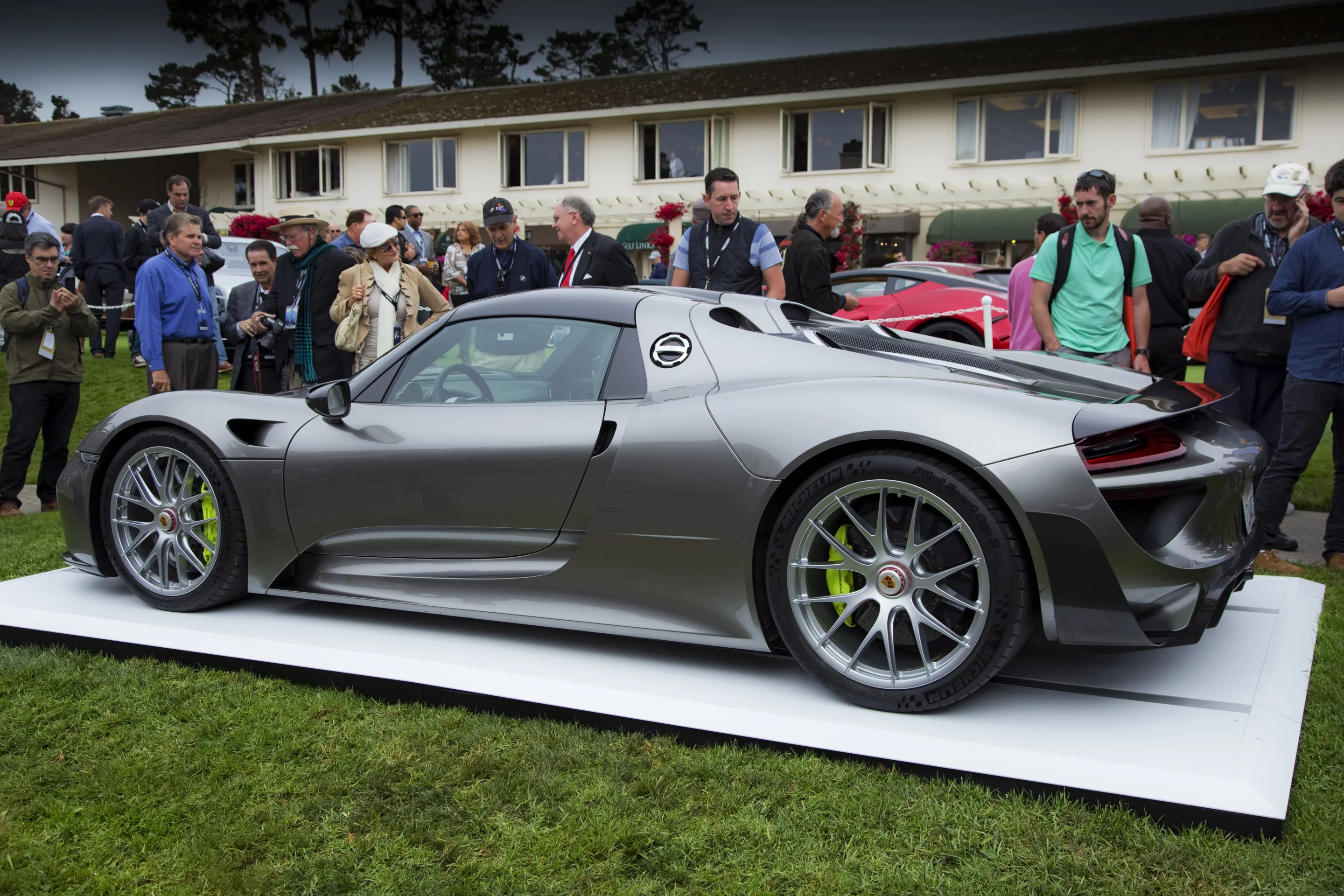 Porsche 918 performance aerodynamics are needed in order to properly manage the car's 887 hp and 0-60 mph (96 km/h) time of 2.8 seconds (Photo: Angus MacKenzie/Gizmag.com)Porsche 918 also resorts to rear axle steering to further improve its agility and handling characteristics (Photo: Angus MacKenzie/Gizmag.com)