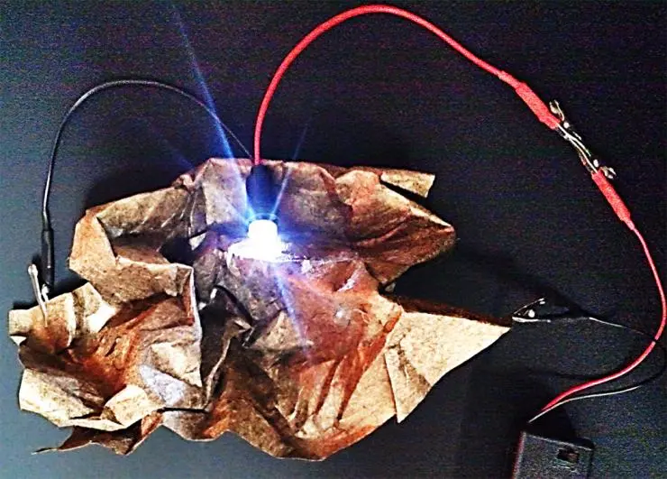 The new supercapacitor, made from metallized paper, can be folded up without losing its conductivity