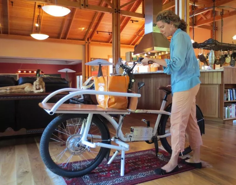 One charge of the rebuildable 36-volt 500-Wh lithium-ion battery pack is reportedly good for about 30 miles (48 km) of “real world” riding