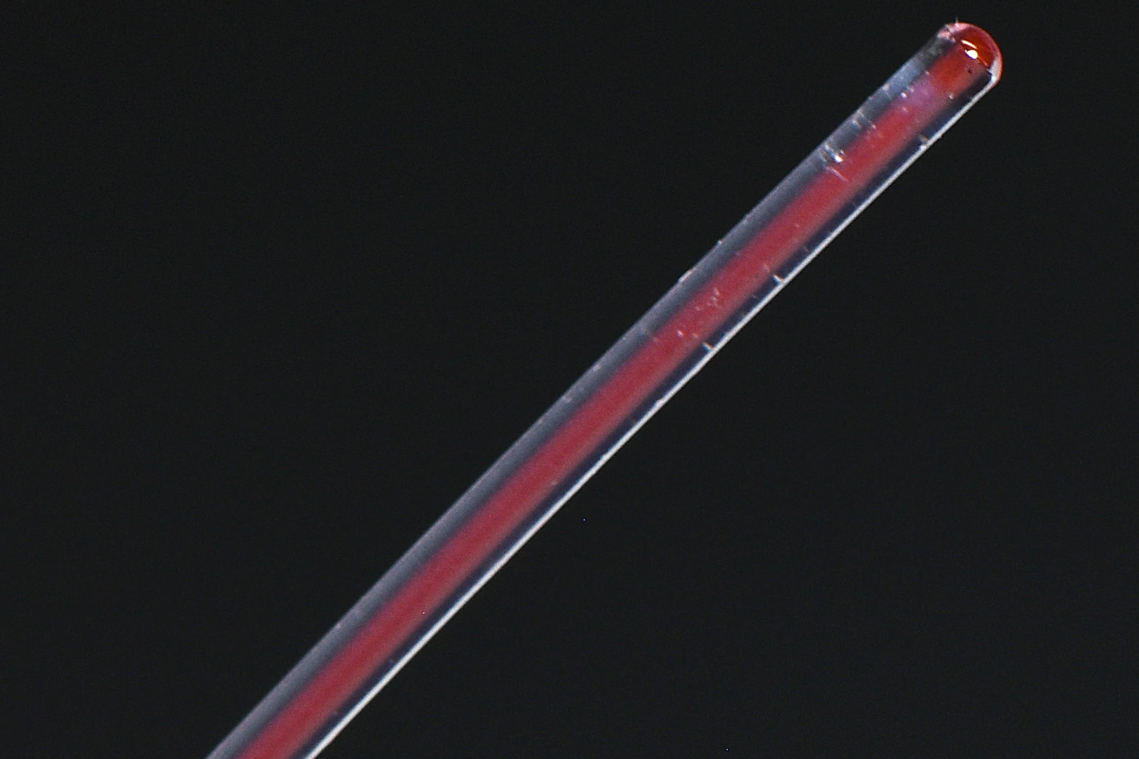 The glycerol-filled fiber withstands bending, and can be stretched by up to 10 percent without breaking