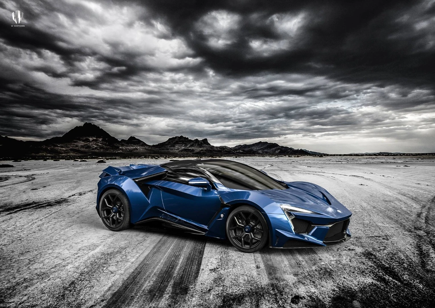 The Fenyr's sharply cut body is held in place by a tubular aluminum chassis
