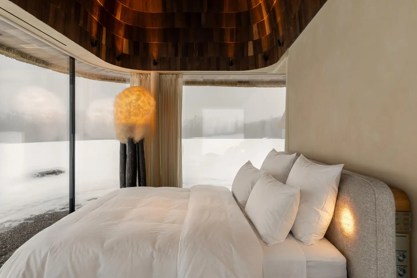 The Guesthouse Under the Reed Roof's bedroom has remote-controlled curtains for privacy