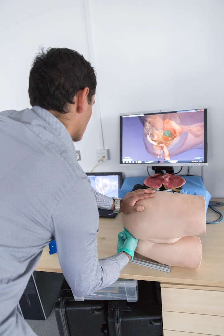 The device works with 3D imaging software that allow the student and teacher to see the anatomy of the virtual patient