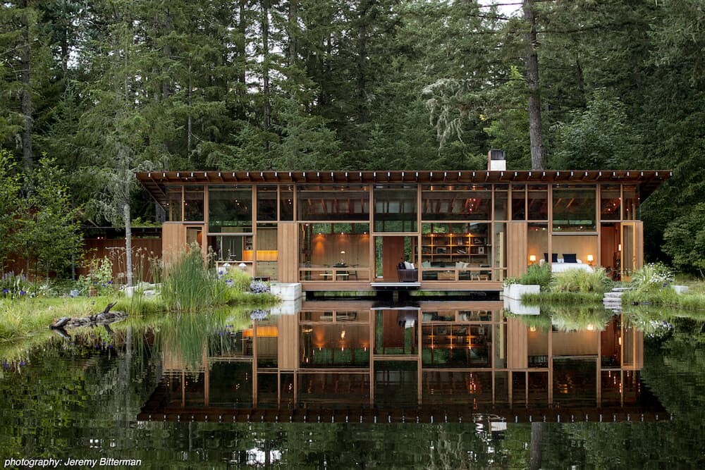 Newberg Residence, which recently featured in the AIA's 2016 Housing Awards, takes the form of a bridge over a large pond in Newberg, Oregon