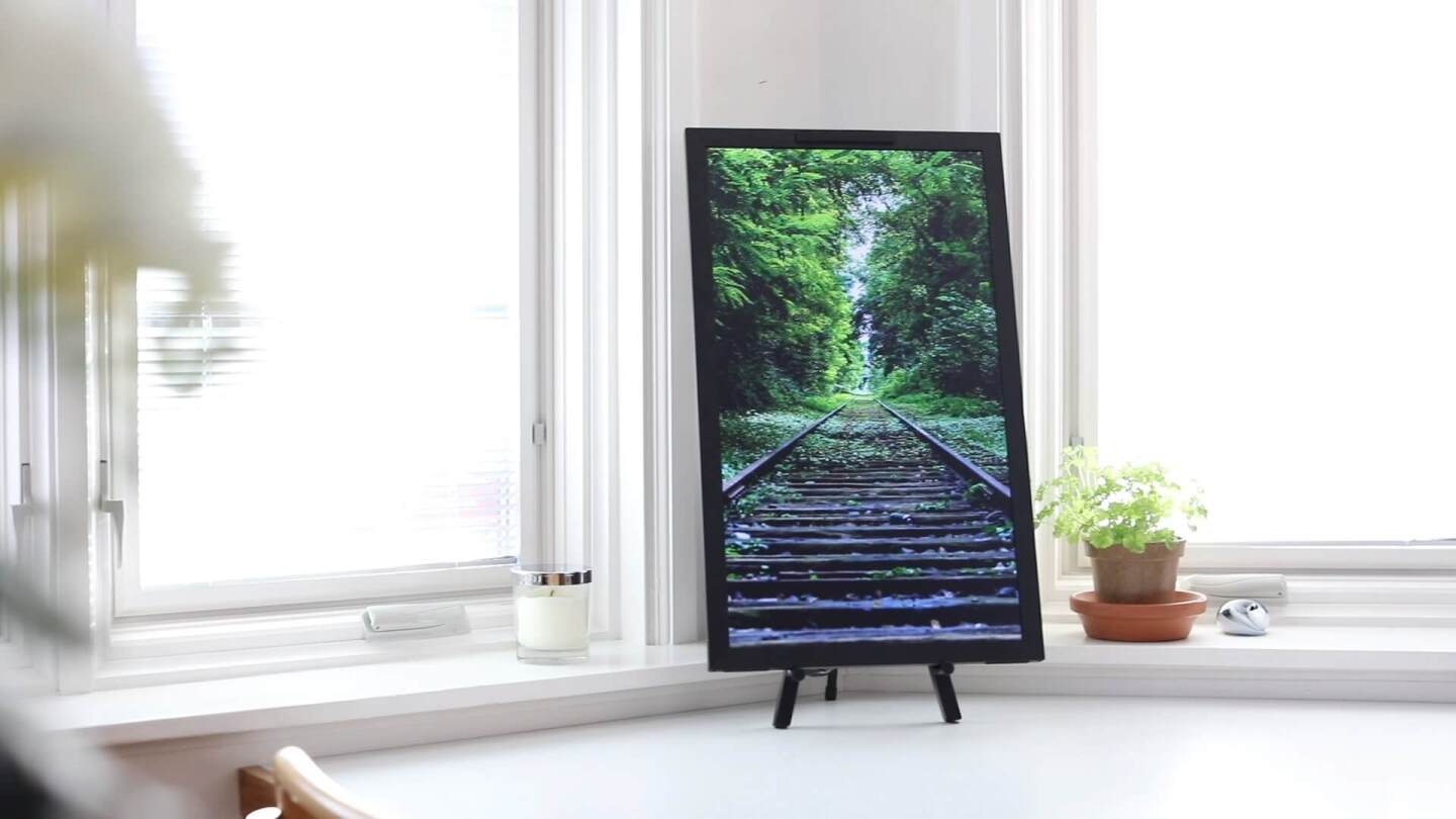 The Daptly Display has over 50,000 images available