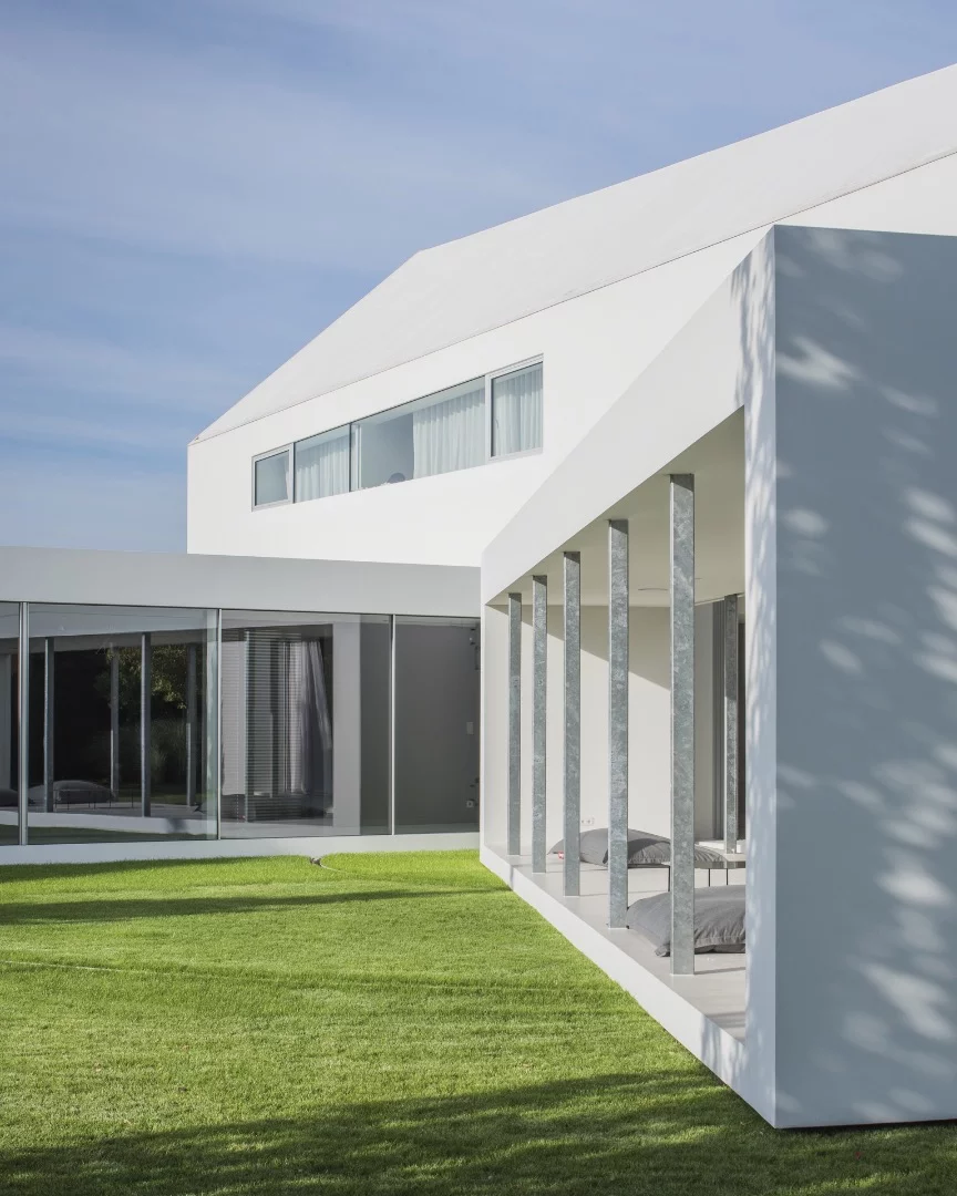 Because the Quadrant House's terrace moves regularly, grass can still grown beneath