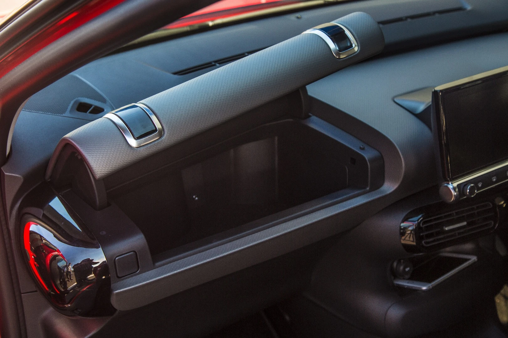 Room for plenty of gloves in here, thanks to the roof mounted airbag