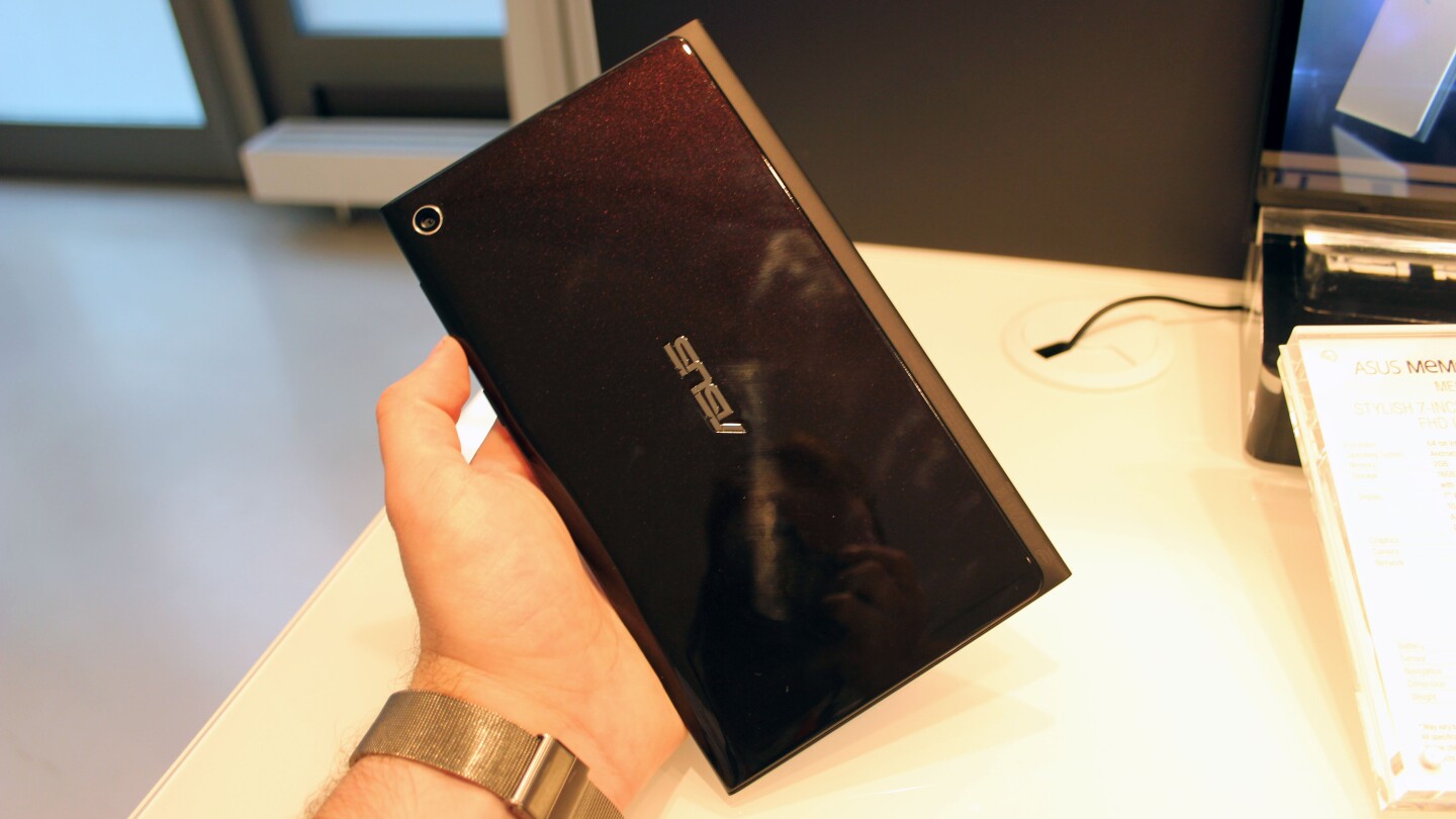 The tablet will be available in a choice of three colors (Photo: Chris Wood/Gizmag.com)