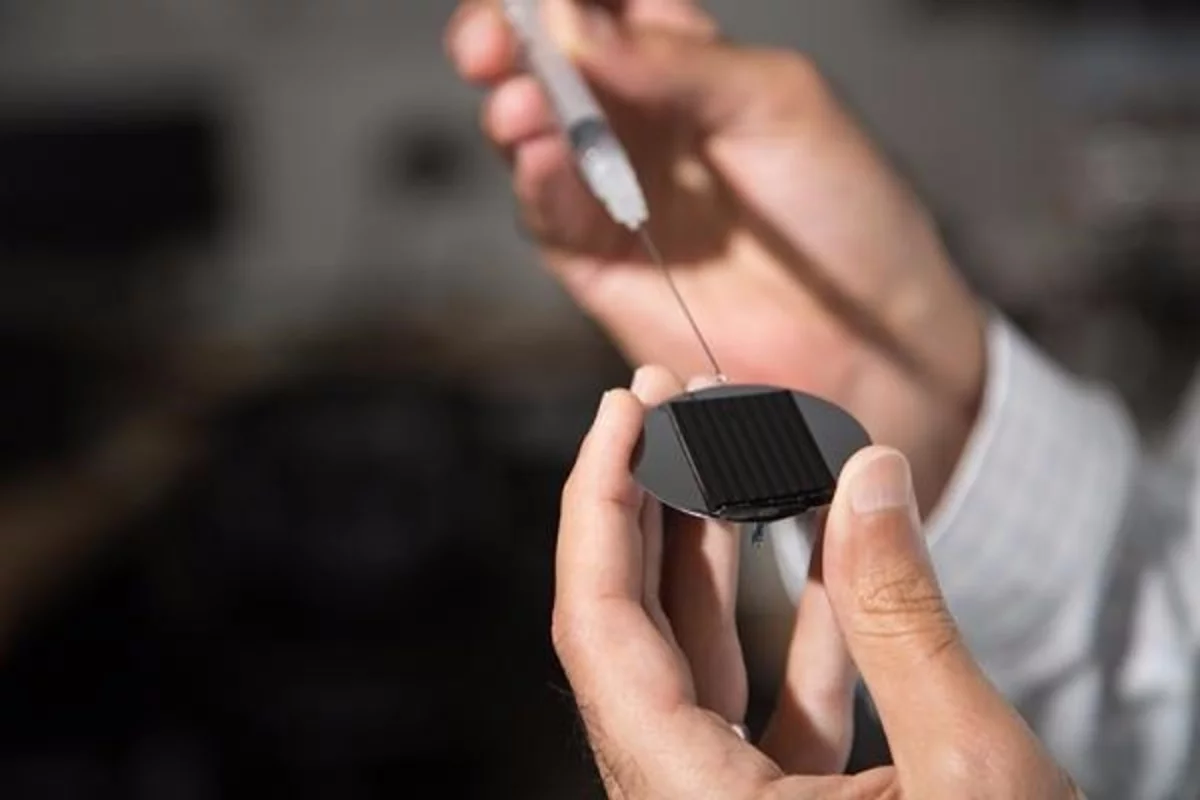 Hadi Ghasemi illustrates how a drop of water rolls off his icephobic surface